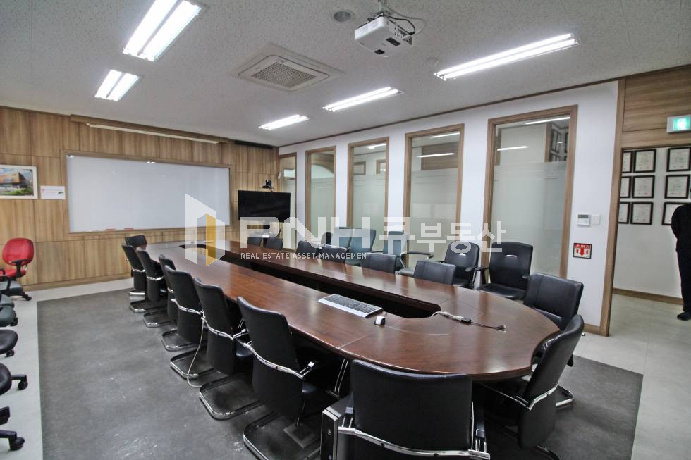 경기 안양동안구 관양동 동편마을 산업단지 내 사옥 내 약 전용 670평 3개층 전체 임대, 부분 임대 가능 월세 매물번호 10694 사진 1