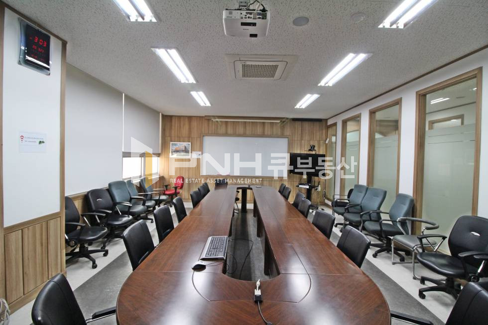 경기 안양동안구 관양동 동편마을 산업단지 내 사옥 내 약 전용 670평 3개층 전체 임대, 부분 임대 가능 월세 매물번호 10694 사진 2
