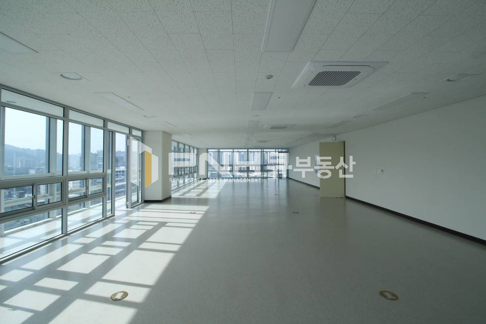 경기 안양동안구 호계동 범계에이스하이테크 신축 첫입주 사무실 전용 52평 코너호실 임대 월세 매물번호 10717 사진 1