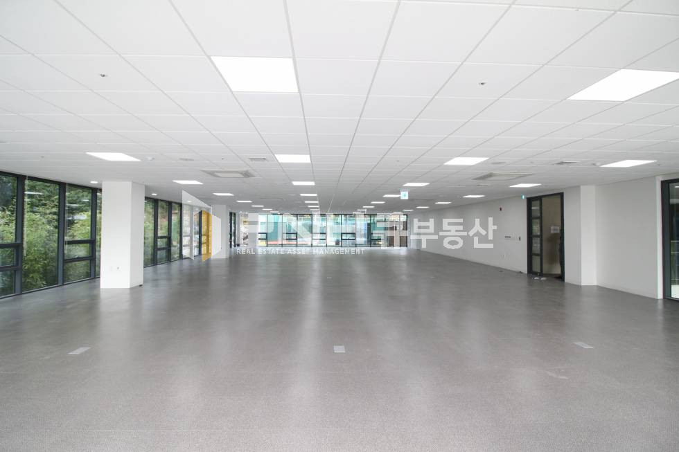 경기 안양동안구 관양동 동편마을 신축 대형사옥 전용180평 테라스부터 숲속 전망 사무실 월세 매물번호 10724 사진 1