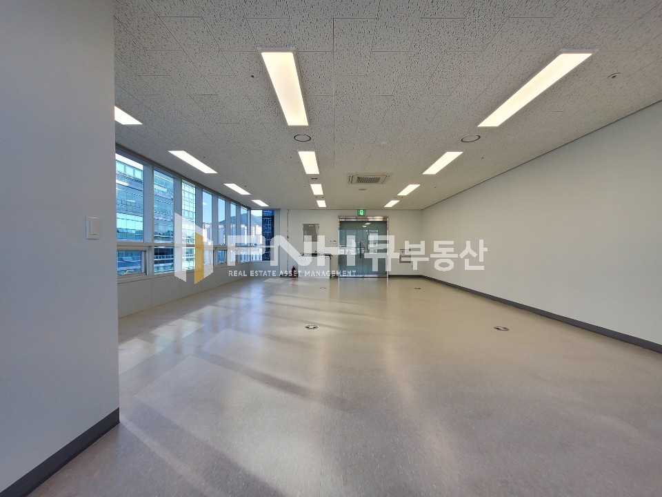 경기 안양동안구 평촌동 평촌지식산업센터 전용17평 코너호실 코너발코니 갖춘 추천 사무실임대 월세 매물번호 10736 사진 4