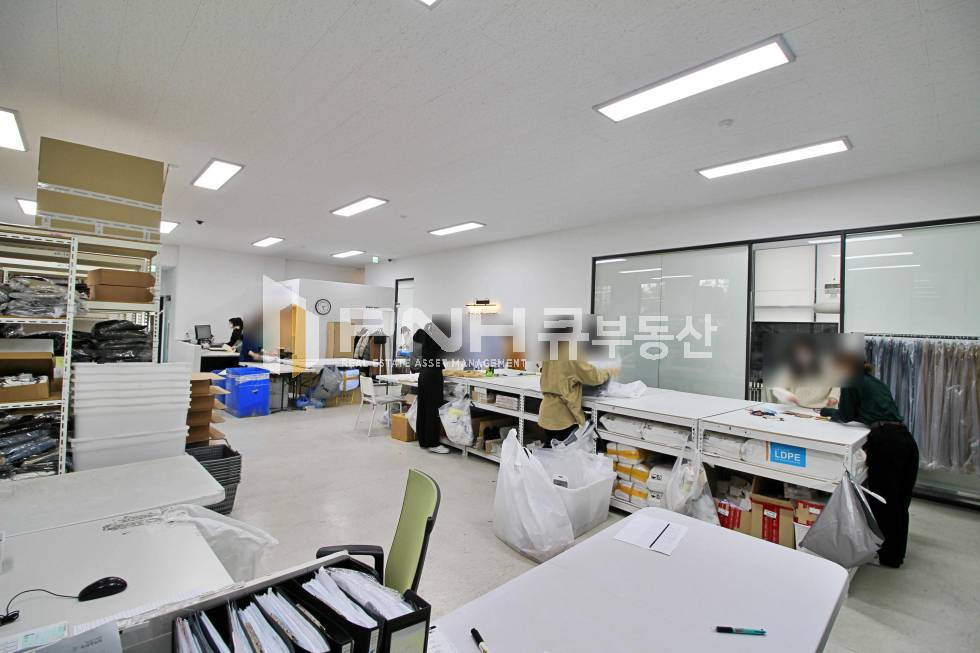 경기 안양동안구 관양동 평촌역 역세권 1층 사무실 희소성 있는 공간구조의 층고 높은 사무실 임대 월세 매물번호 10777 사진 4