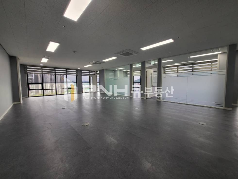 경기 안양만안구 안양동 범계지식산업센터 전용44평 코너호실 발코니 전부 확장 인테리어 룸2 창고1 월세 매물번호 10800 사진 1