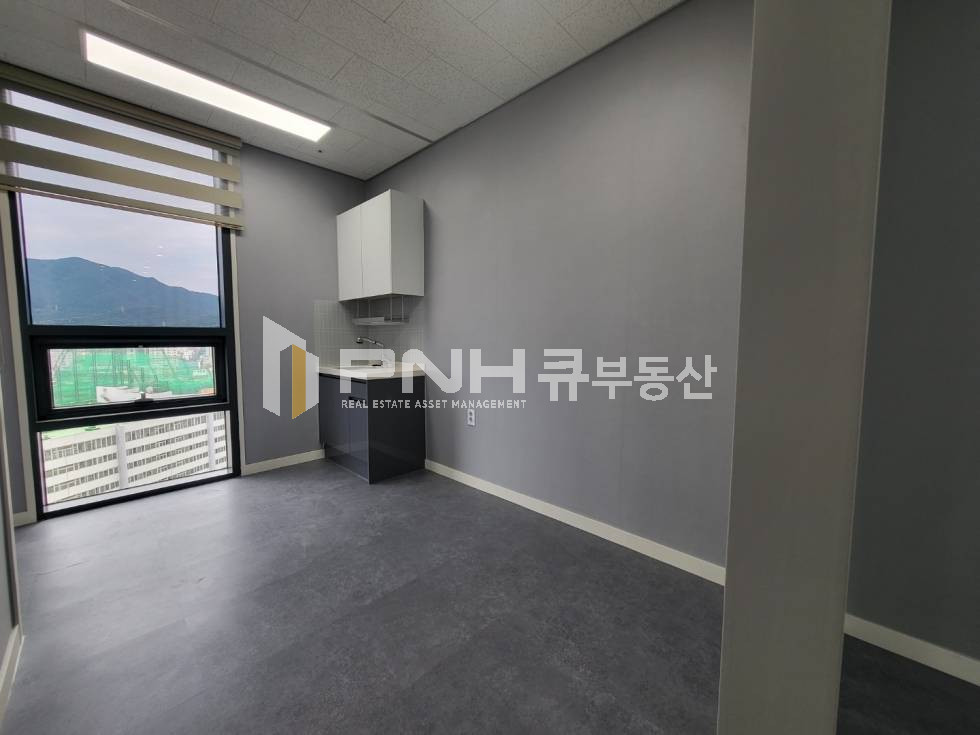 경기 안양만안구 안양동 범계지식산업센터 전용44평 코너호실 발코니 전부 확장 인테리어 룸2 창고1 월세 매물번호 10800 사진 3