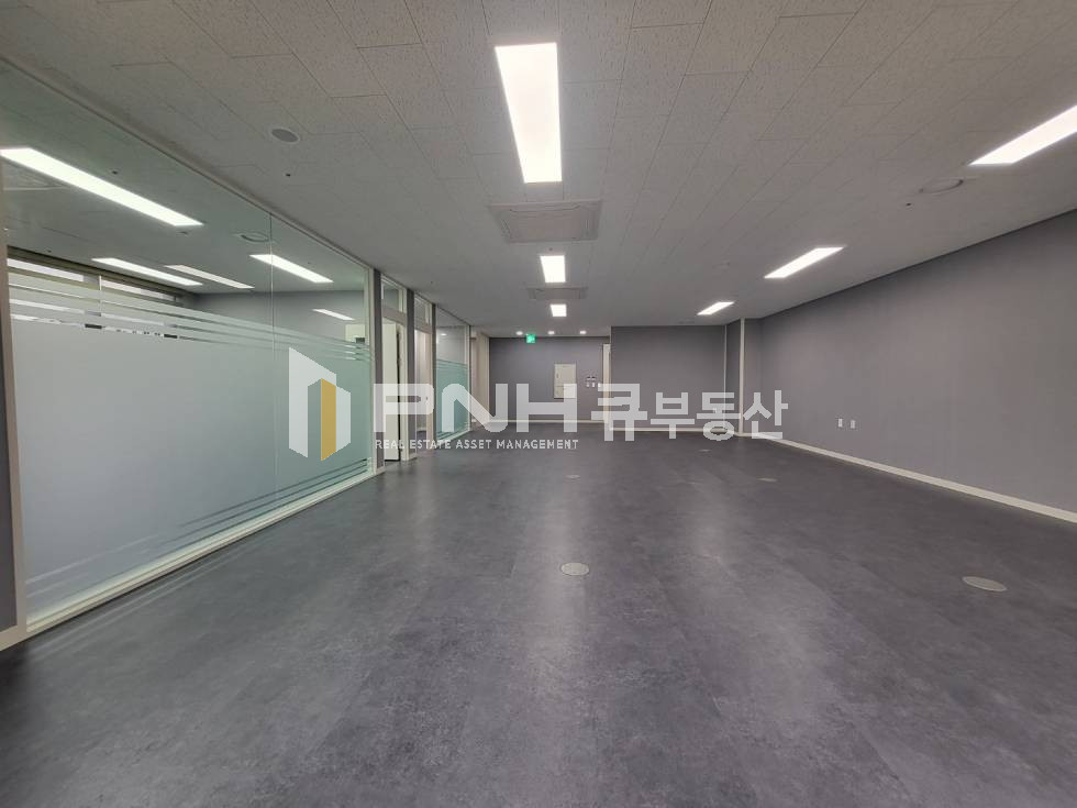 경기 안양만안구 안양동 범계지식산업센터 전용44평 코너호실 발코니 전부 확장 인테리어 룸2 창고1 월세 매물번호 10800 사진 7