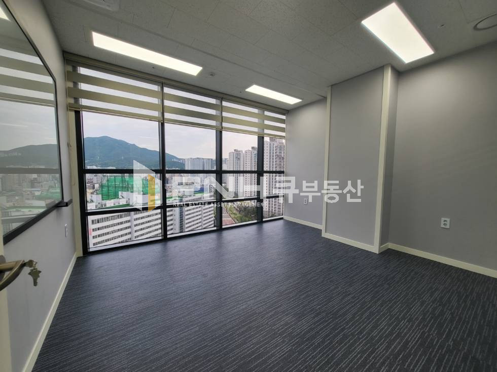 경기 안양만안구 안양동 범계지식산업센터 전용44평 코너호실 발코니 전부 확장 인테리어 룸2 창고1 월세 매물번호 10800 사진 10