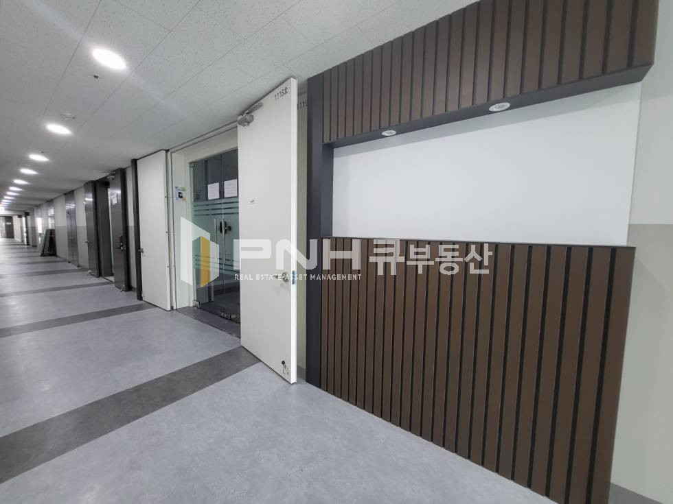 경기 안양만안구 안양동 범계지식산업센터 전용44평 코너호실 발코니 전부 확장 인테리어 룸2 창고1 월세 매물번호 10800 사진 11