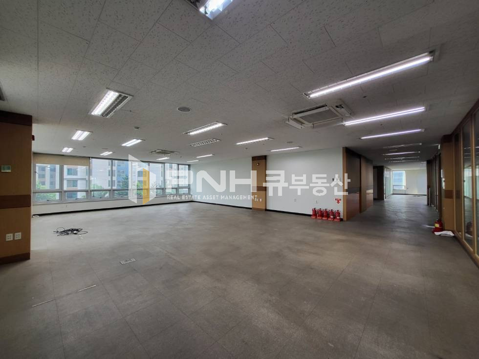 경기 안양동안구 관양동 평촌역 초역세권 근생 전용 96평 대로변 룸2개 갖춘 대형 사무실 임대 월세 매물번호 10818 사진 1