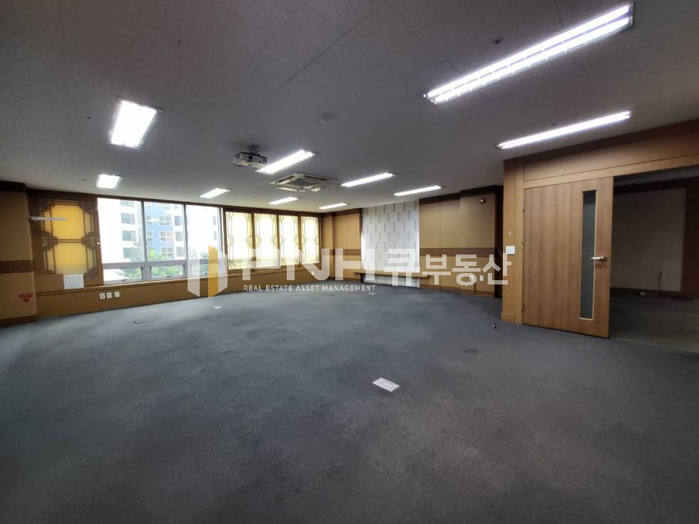 경기 안양동안구 관양동 평촌역 초역세권 근생 전용 96평 대로변 룸2개 갖춘 대형 사무실 임대 월세 매물번호 10818 사진 4