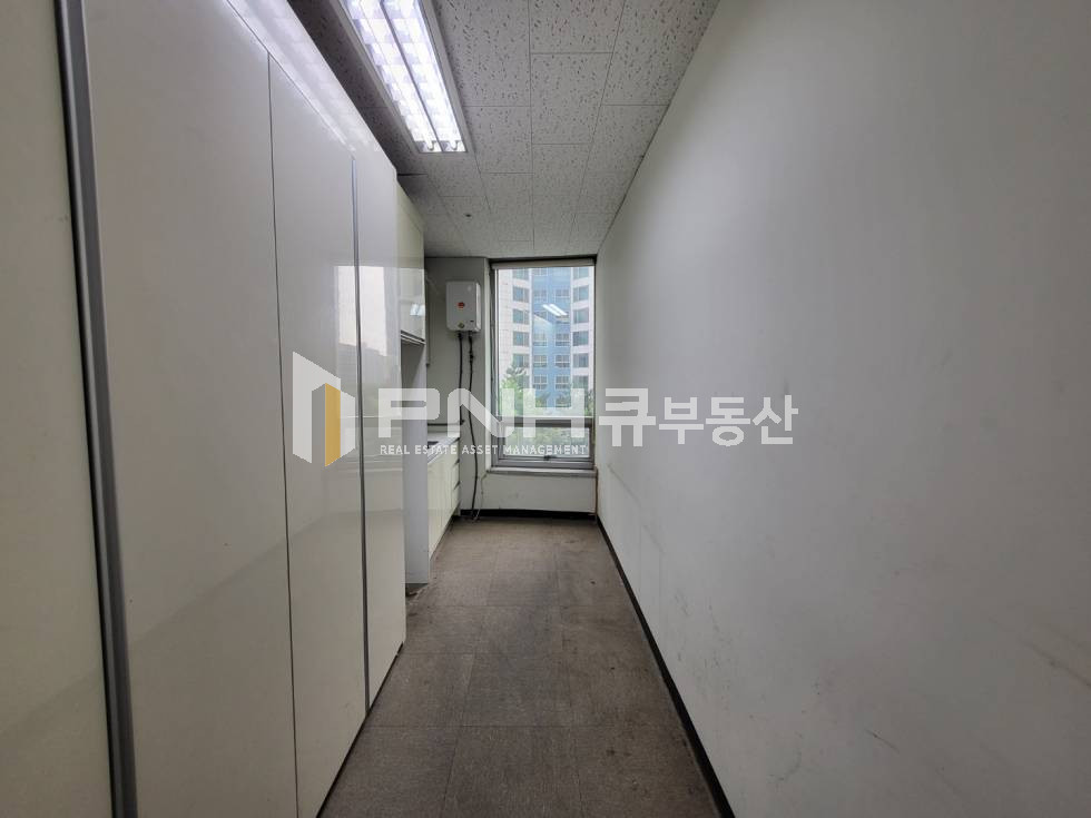 경기 안양동안구 관양동 평촌역 초역세권 근생 전용 96평 대로변 룸2개 갖춘 대형 사무실 임대 월세 매물번호 10818 사진 6