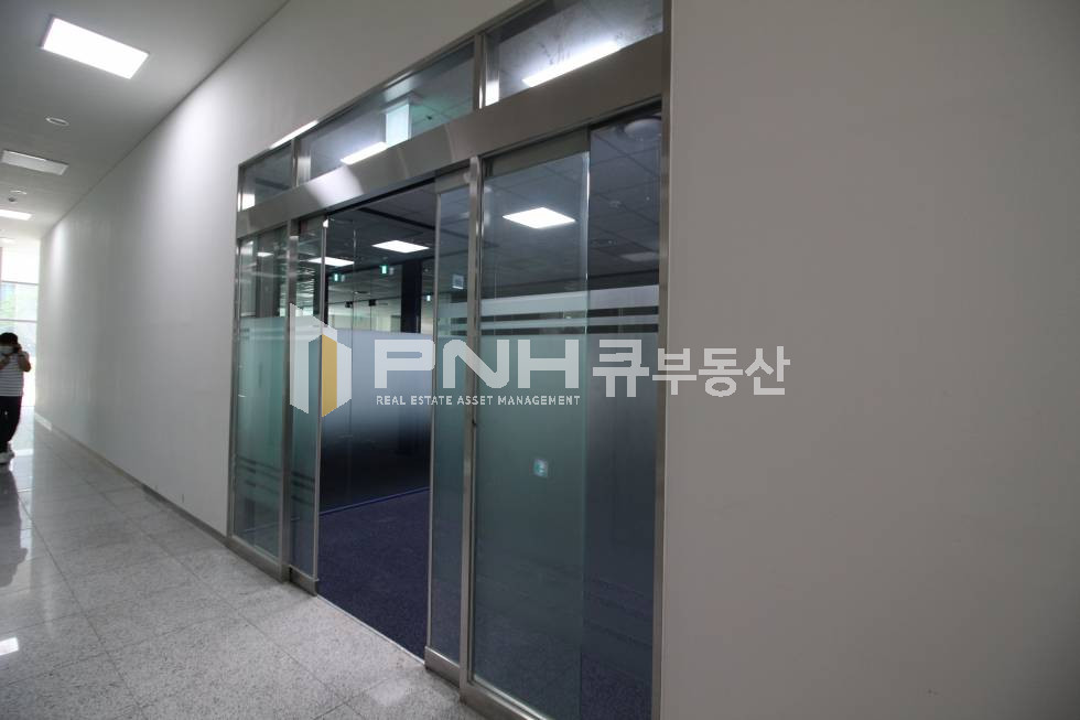 경기 안양동안구 관양동 평촌스마트스퀘어 전용 260평 층전체 고급형 사옥내 대형사무실 공간 임대 월세 매물번호 10824 사진 8