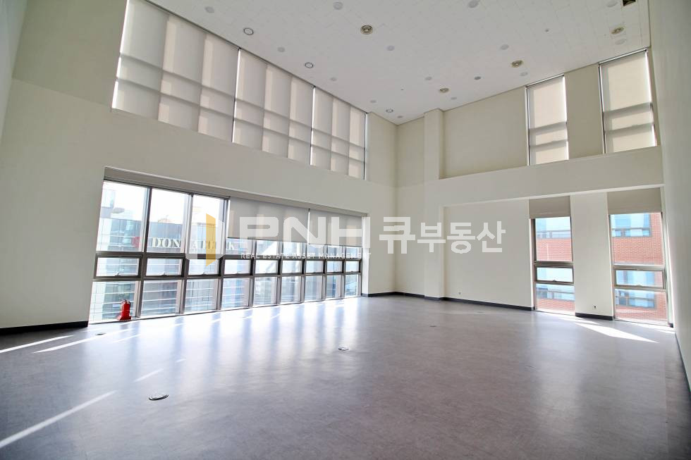 경기 안양동안구 관양동 평촌스마트스퀘어 전용 260평 층전체 일부 높은 층고 스튜디오사용 가능 사무실 임대 월세 매물번호 10825 사진 1