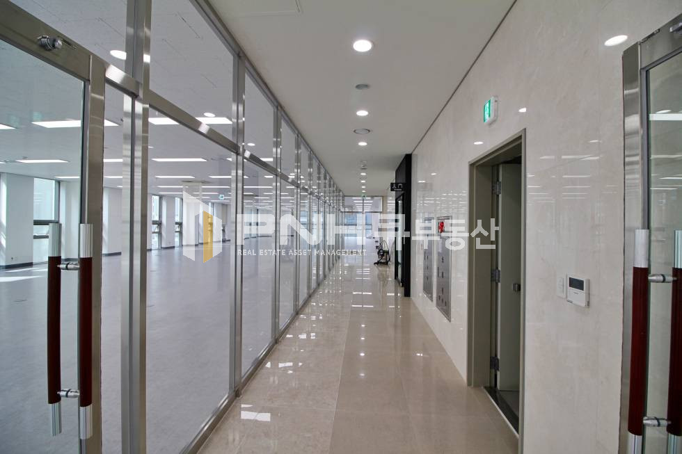 경기 안양동안구 관양동 평촌스마트스퀘어 전용 260평 층전체 일부 높은 층고 스튜디오사용 가능 사무실 임대 월세 매물번호 10825 사진 8