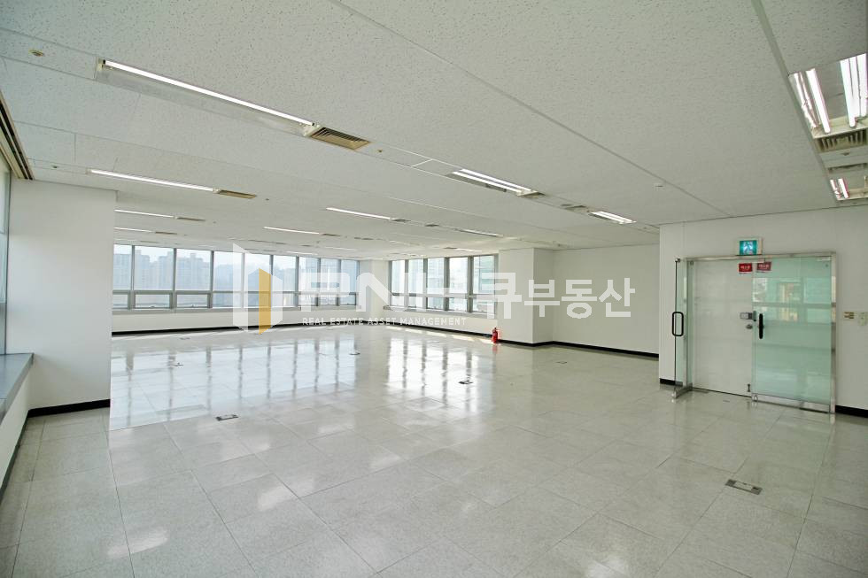 경기 안양동안구 관양동 평촌아크로타워 전용53평 코너 중앙공원 전망 최고의 호실 사무실 임대 월세 매물번호 10854 사진 2