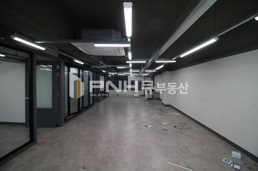 경기 안양동안구 관양동 인덕원역 인근 지식산업센터 복층 형 구조 실 면적 80평 룸3 물류 및 작업 공간 임대 월세 매물번호 10852 사진 2