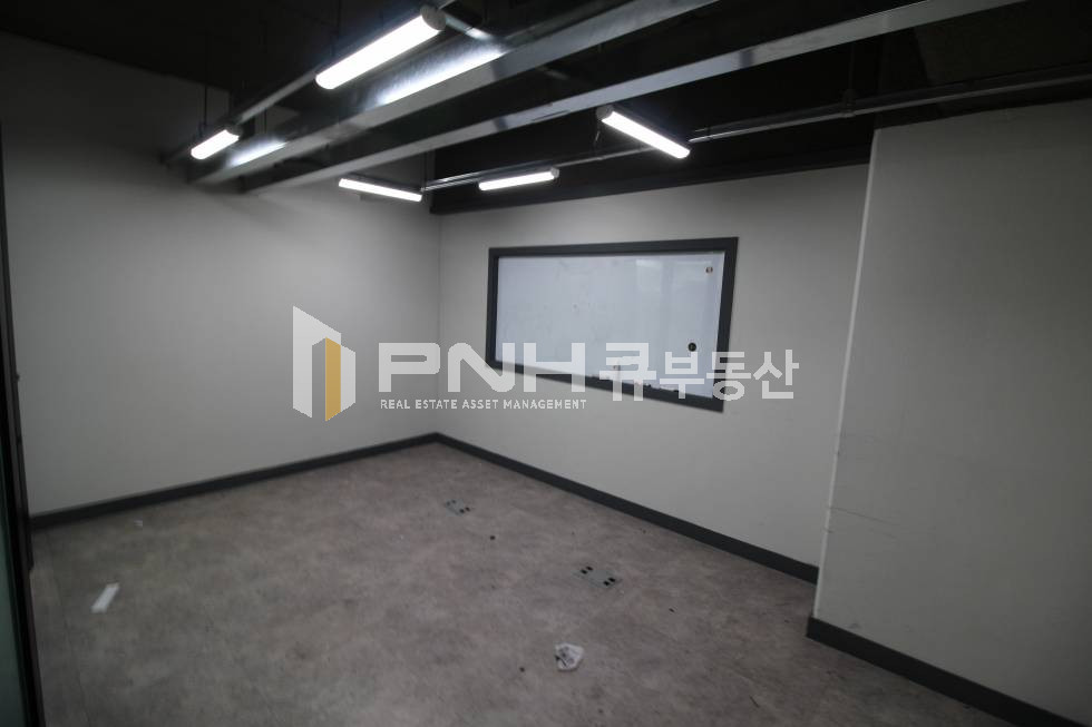 경기 안양동안구 관양동 인덕원역 인근 지식산업센터 복층 형 구조 실 면적 80평 룸3 물류 및 작업 공간 임대 월세 매물번호 10852 사진 4