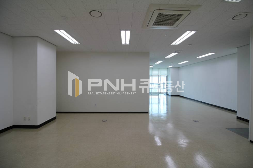 경기 안양동안구 관양동 인덕원 지식산업센터 인테리어 룸2개 코너호실 발코니 별도 사무실 임대 월세 매물번호 10850 사진 2
