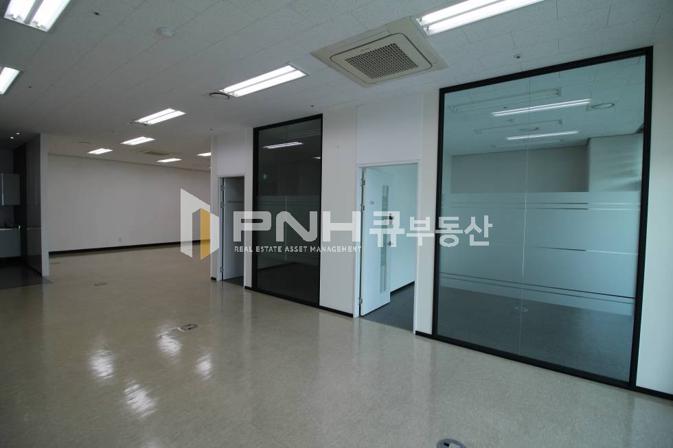 경기 안양동안구 관양동 인덕원 지식산업센터 인테리어 룸2개 코너호실 발코니 별도 사무실 임대 월세 매물번호 10850 사진 5