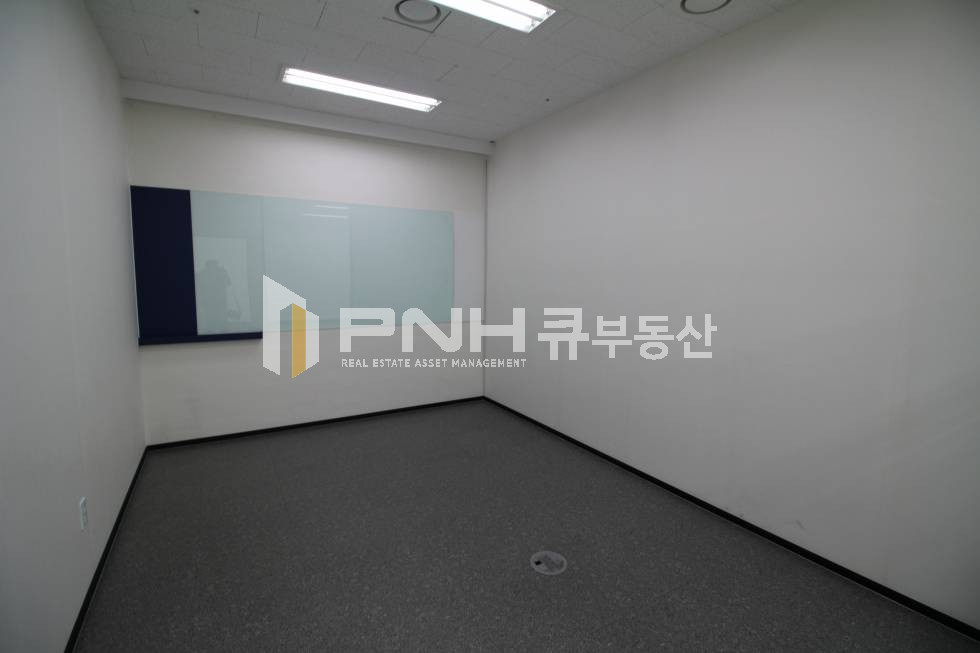 경기 안양동안구 관양동 인덕원 지식산업센터 인테리어 룸2개 코너호실 발코니 별도 사무실 임대 월세 매물번호 10850 사진 6