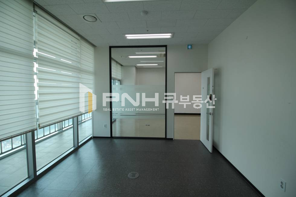 경기 안양동안구 관양동 인덕원 지식산업센터 인테리어 룸2개 코너호실 발코니 별도 사무실 임대 월세 매물번호 10850 사진 7