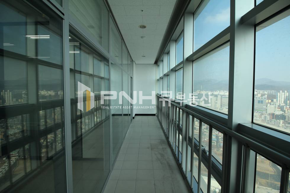 경기 안양동안구 관양동 인덕원 지식산업센터 인테리어 룸2개 코너호실 발코니 별도 사무실 임대 월세 매물번호 10850 사진 8