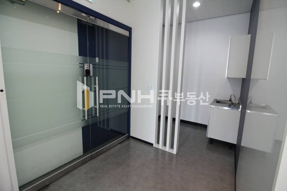 경기 안양동안구 관양동 인덕원 지식산업센터 인테리어 룸2개 코너호실 발코니 별도 사무실 임대 월세 매물번호 10850 사진 9