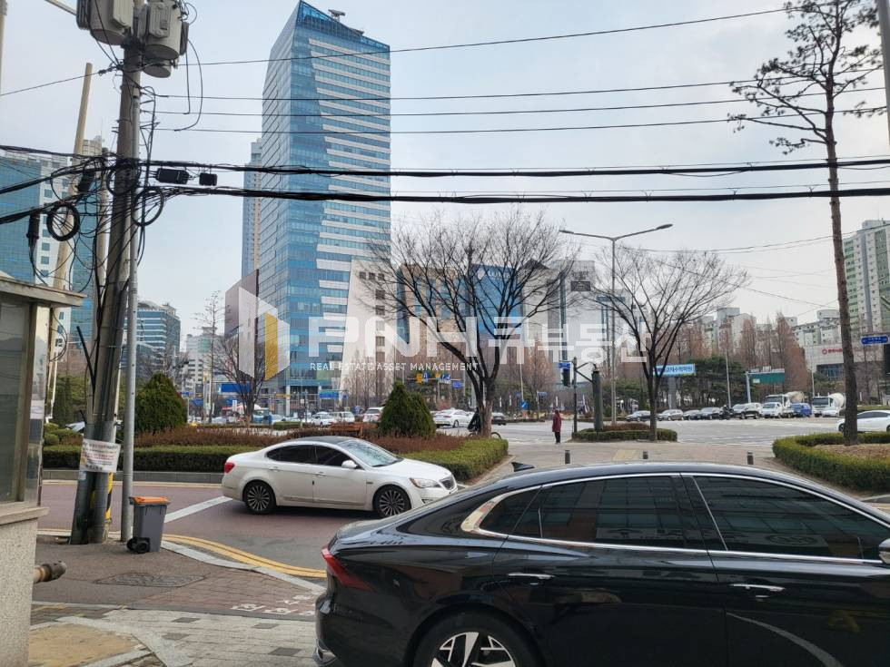 경기 안양동안구 호계동 범계 사거리 코너 노출도 좋은 유동 인구 많은 자리 분할 사용 가능 월세 매물번호 10883 사진 4