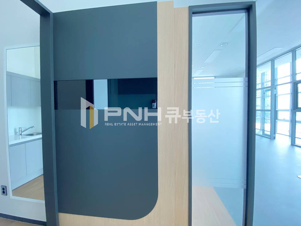 경기 안양동안구 호계동 금정역 초역세권 신축 지식산업센터 전용25평 풀 인테리어, 룸2개, 탕비실, 코너형, 뷰 아주 좋아요 월세 매물번호 10982 사진 5