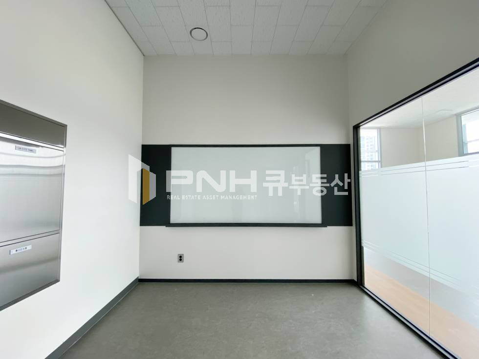 경기 안양동안구 호계동 금정역 초역세권 신축 지식산업센터 전용25평 풀 인테리어, 룸2개, 탕비실, 코너형, 뷰 아주 좋아요 월세 매물번호 10982 사진 8