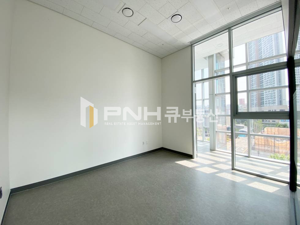 경기 안양동안구 호계동 금정역 초역세권 신축 지식산업센터 전용25평 풀 인테리어, 룸2개, 탕비실, 코너형, 뷰 아주 좋아요 월세 매물번호 10982 사진 9