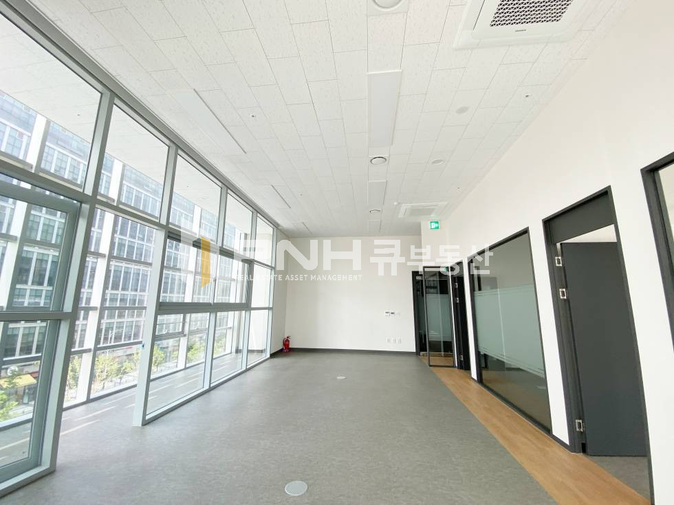 경기 안양동안구 호계동 금정역 초역세권 신축 지식산업센터 전용25평 풀 인테리어, 룸2개, 탕비실, 코너형, 뷰 아주 좋아요 월세 매물번호 10982 사진 11