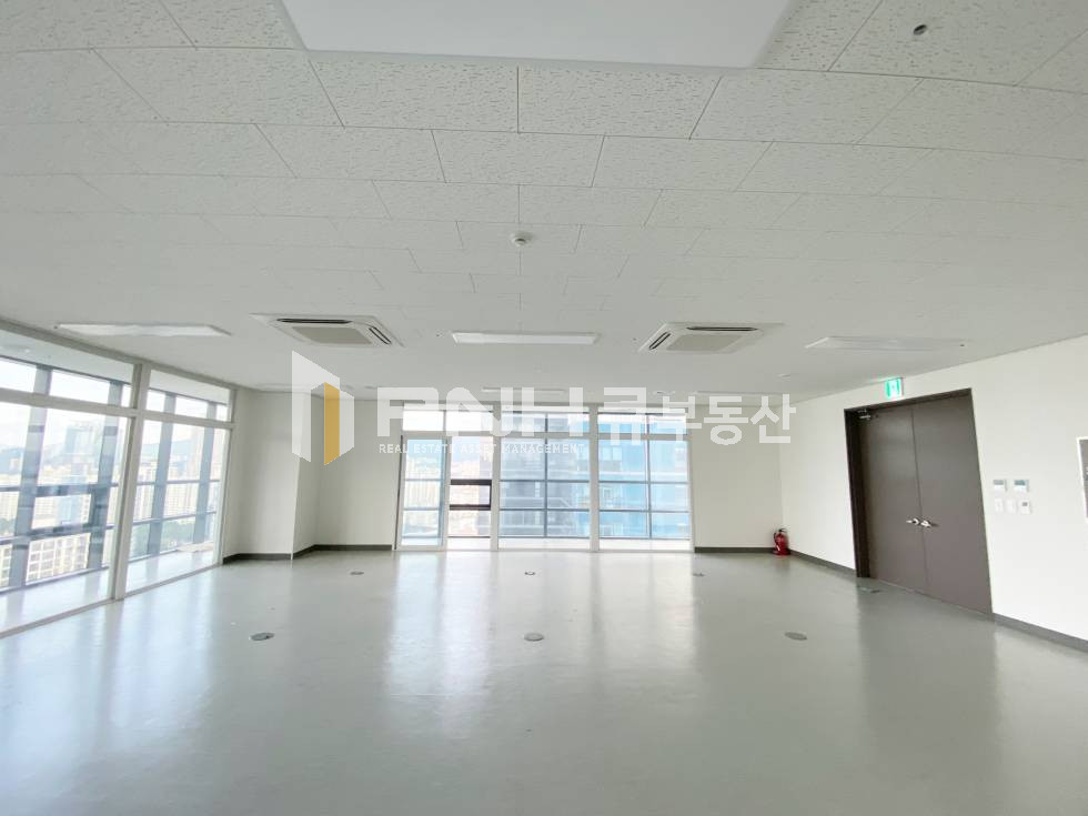 경기 안양만안구 안양동 안양아이에스비즈센트럴,고층 전용31평, 인테리어지원협의 월세 매물번호 10986 사진 1
