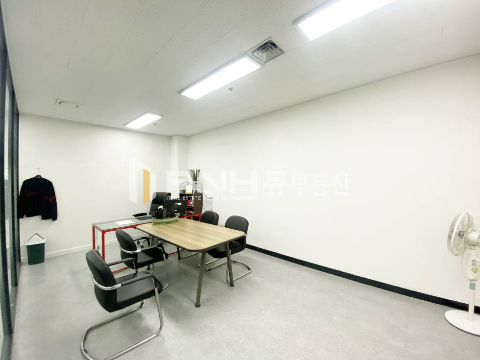 경기 안양동안구 관양동 인덕원지식산업센터 평촌두산벤처다임 전40평, 인테리어룸, 호실 깔끔, 청장형냉난방기O 월세 매물번호 10988 사진 4
