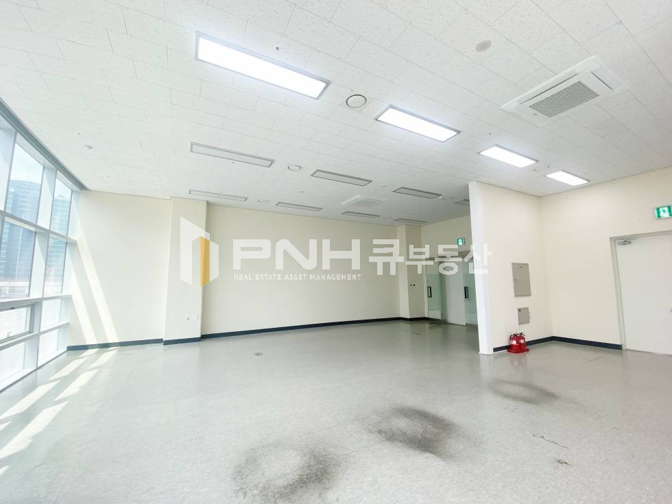 경기 안양동안구 평촌동 평촌 신축지식산업센터, 전용26평, 높은층고, 화이트톤, 깔끔, 천장형냉난방기O, 탕비실O 월세 매물번호 10991 사진 5