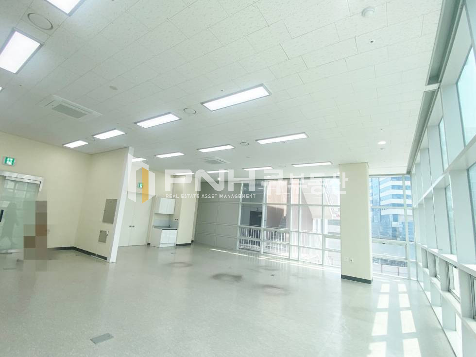 경기 안양동안구 평촌동 평촌 신축지식산업센터, 전용26평, 높은층고, 화이트톤, 깔끔, 천장형냉난방기O, 탕비실O 월세 매물번호 10991 사진 7