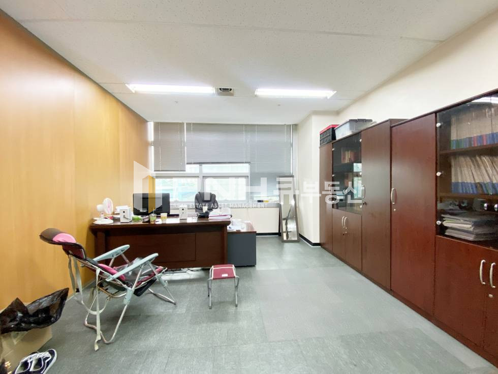 경기 안양동안구 관양동 평촌아크로타워내 소형사무실 임대, 전용15평, 내부 깔끔, 뷰좋음, 빠른 입주 가능, 구획되어 있어 공간활용 좋음 월세 매물번호 11027 사진 1