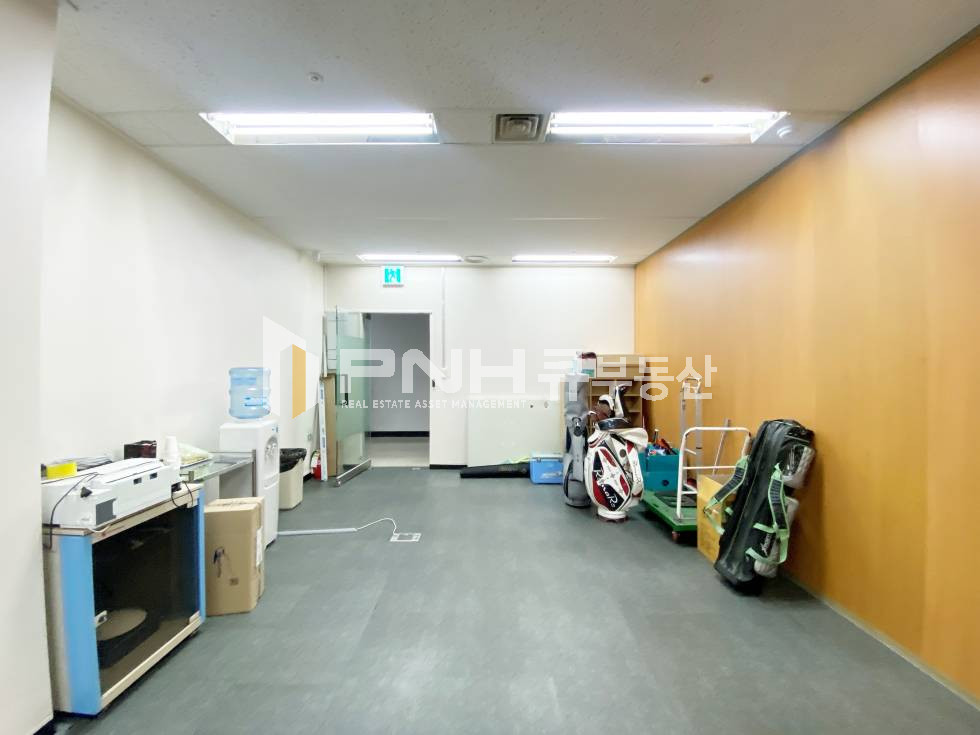 경기 안양동안구 관양동 평촌아크로타워내 소형사무실 임대, 전용15평, 내부 깔끔, 뷰좋음, 빠른 입주 가능, 구획되어 있어 공간활용 좋음 월세 매물번호 11027 사진 3