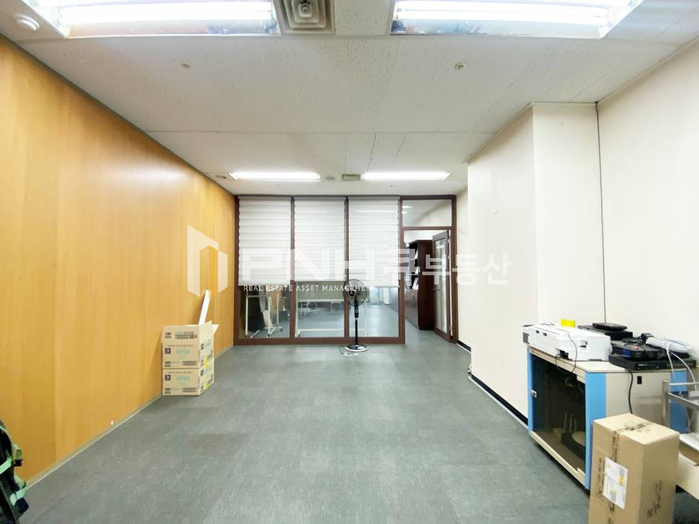 경기 안양동안구 관양동 평촌아크로타워내 소형사무실 임대, 전용15평, 내부 깔끔, 뷰좋음, 빠른 입주 가능, 구획되어 있어 공간활용 좋음 월세 매물번호 11027 사진 4