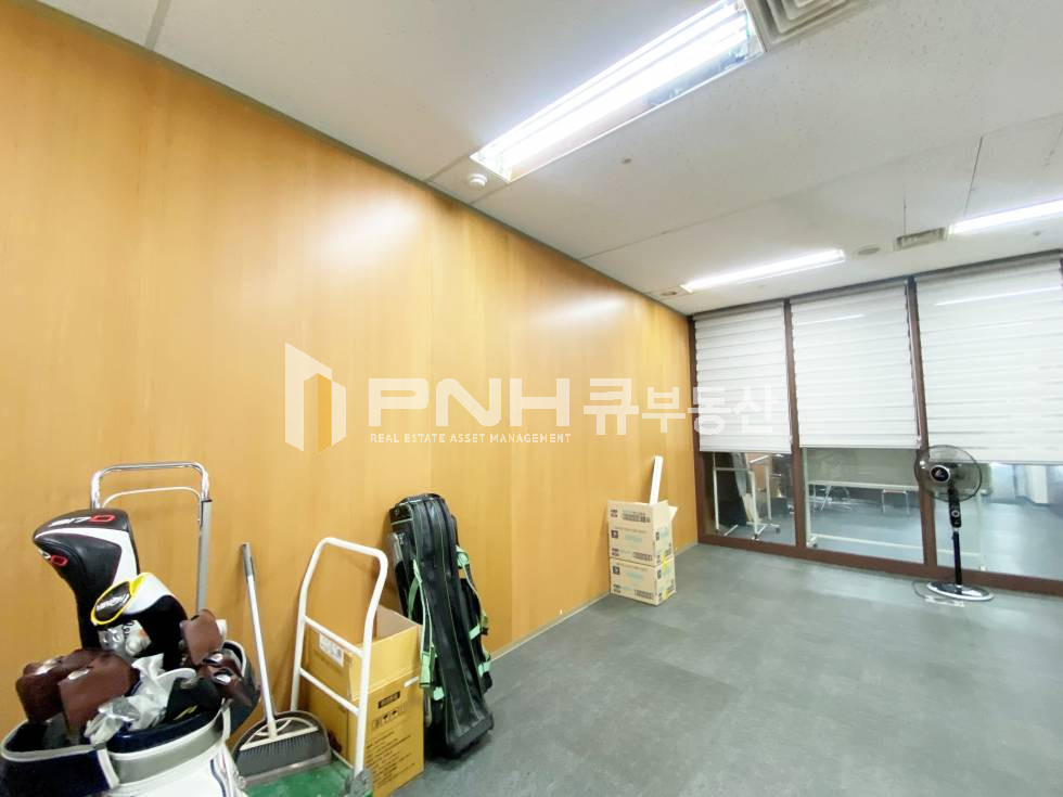 경기 안양동안구 관양동 평촌아크로타워내 소형사무실 임대, 전용15평, 내부 깔끔, 뷰좋음, 빠른 입주 가능, 구획되어 있어 공간활용 좋음 월세 매물번호 11027 사진 5