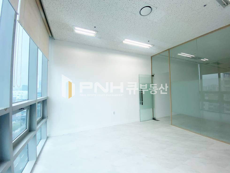 경기 안양동안구 관양동 평촌역 인덕원역 인근, 디지털엠파이어, 대로변, 전용15, 소형사무실, 임대료저렴, 내부완전깔끔, 시스템냉난방기O , 인테리어O 월세 매물번호 11032 사진 2