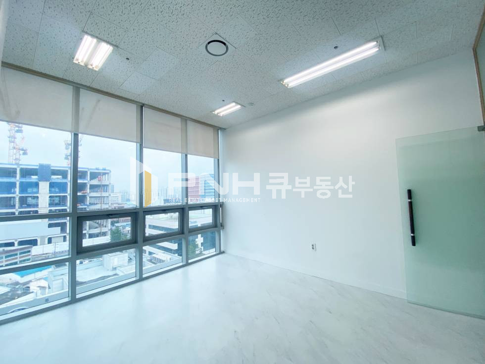 경기 안양동안구 관양동 평촌역 인덕원역 인근, 디지털엠파이어, 대로변, 전용15, 소형사무실, 임대료저렴, 내부완전깔끔, 시스템냉난방기O , 인테리어O 월세 매물번호 11032 사진 3