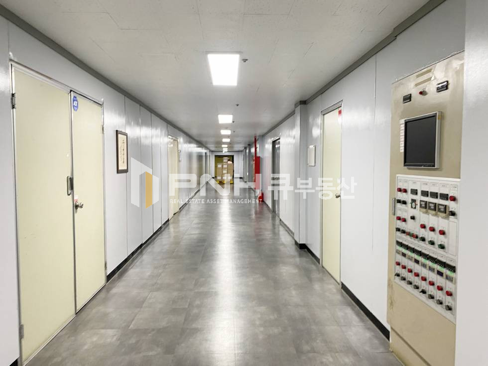 경기 군포시 산본동 금정역 초역세권, 공장및 창고, 전용약50평, 내부 깔끔, 화물엘베O, 인승엘베O, 주차장 축구장, 즉시입주 월세 매물번호 11052 사진 5