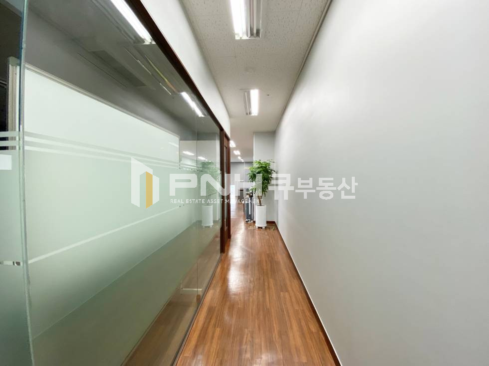 경기 안양동안구 관양동 인덕원역 역세권, 금강펜테리움IT타워, 실 전용 75평, 코너확장형, 파사드O, 룸6개, 천장형냉난방기O, 풀인테리어, 빠른입주가능 월세 매물번호 11055 사진 3