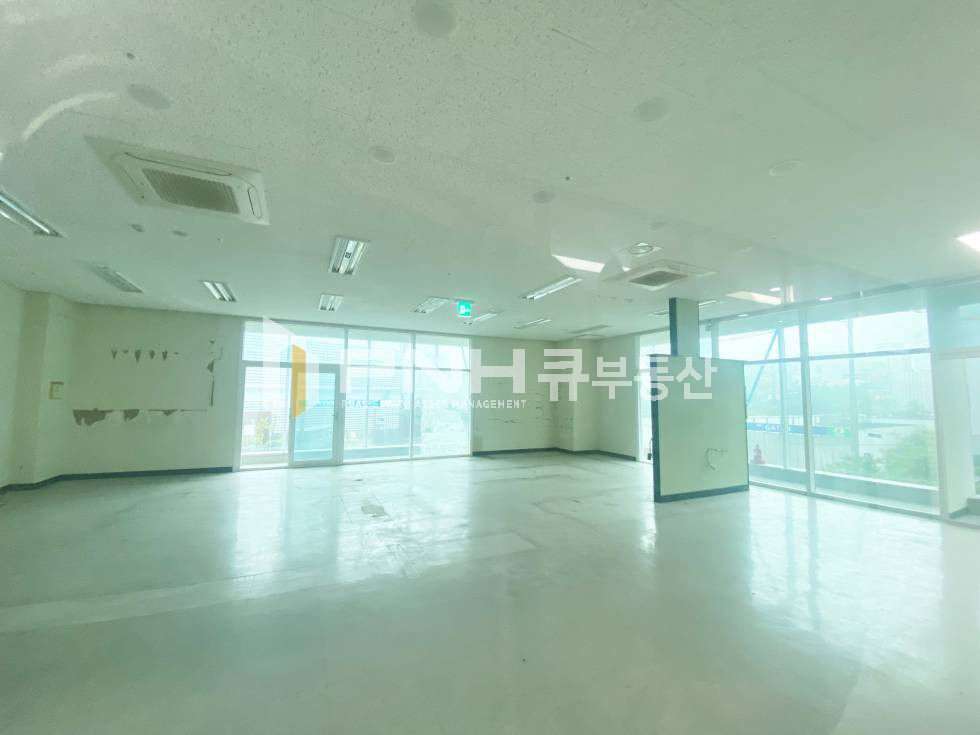 경기 안양동안구 관양동 평촌역하이필드 지식산업센터, 전용 30평, 2층, 사무실,상가 모든업종 가능, 간판설치가능, 대로변위치, 즉시입주가능 월세 매물번호 11062 사진 3