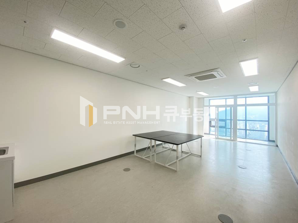 경기 안양만안구 안양동 명학역인근, 신축지식산업센터, 안양아이에스비즈타워, 전용13평, 고층, 수리산뷰, 싱크대O, 내부 매우 깔끔, 월세 저렴, 즉시입주가능 월세 매물번호 11075 사진 2