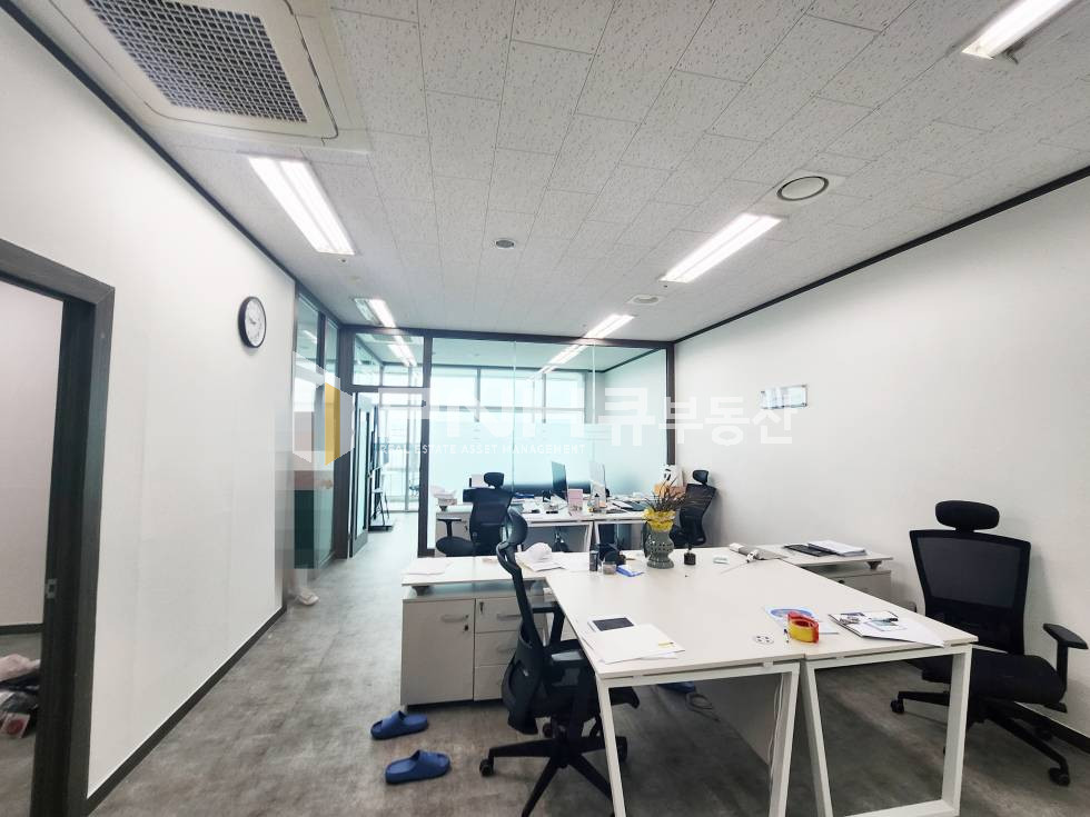 경기 안양동안구 관양동 인덕원지식산업센터, 오비즈타워, 전용24평, 풀인테리어O, 룸3개, 탕비실O, 북향, 입주협의 월세 매물번호 11098 사진 1