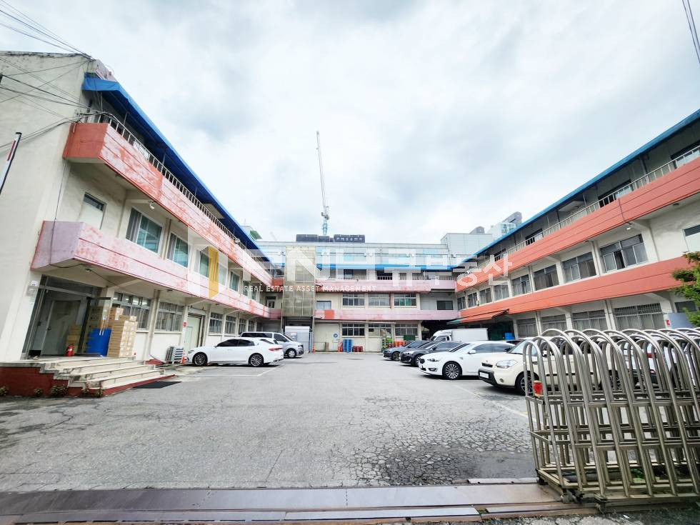 경기 안양동안구 호계동 범계역 역세권, 1층공장, 전용84평, 화물승강기 2 ton, 수도O, 대형1톤트럭 진출입가능O, 호실앞 대형출입문O, 즉시입주 월세 매물번호 11111 사진 1