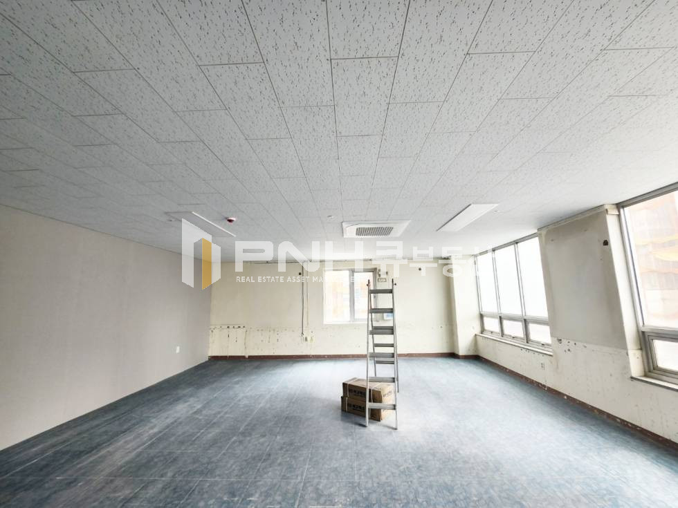경기 안양동안구 호계동 4호선 범계역 역세권, 소형사무실임대, 전용18평, 가성비최고, 내부 인테리어 깔끔, 즉시입주, 주차가능 월세 매물번호 11118 사진 2