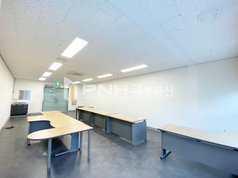 경기 안양동안구 평촌동 평촌아이에스비즈타워, 전용18평, 고층, 신축 , 베란다확장O, 탕비실O, 즉시입주 월세 매물번호 11021 사진 2