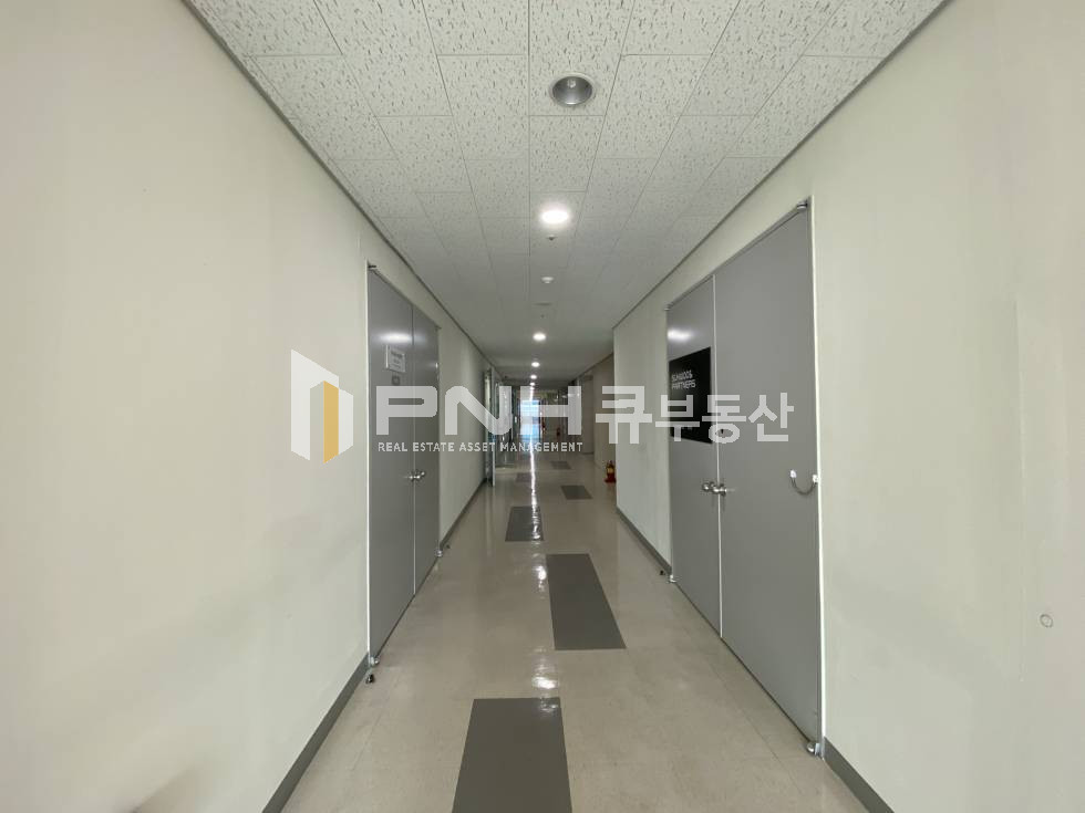 경기 안양동안구 평촌동 평촌역 인근 신축지식산업센터, 평촌아이에스비즈타워, 전용26평(실34평), 코너확장형, 북향, 룸2개, 인테리어O, 즉시입주O 월세 매물번호 11122 사진 4